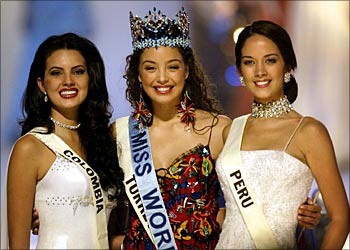 عذراء أكين Azra Akin ملكه جمال العالم لعام 2002 وعارضة أزياء والممثلة الاقرب الى الممثل مهند تركيا ادويت